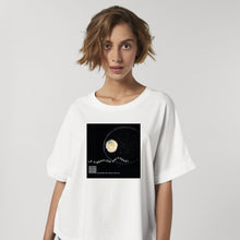 Cargar imagen en el visor de la galería, Camiseta Fine Art - Vibración Universal (en Español)
