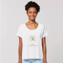 Cargar imagen en el visor de la galería, Camiseta Abraza la Madre Naturaleza  - Una Flor
